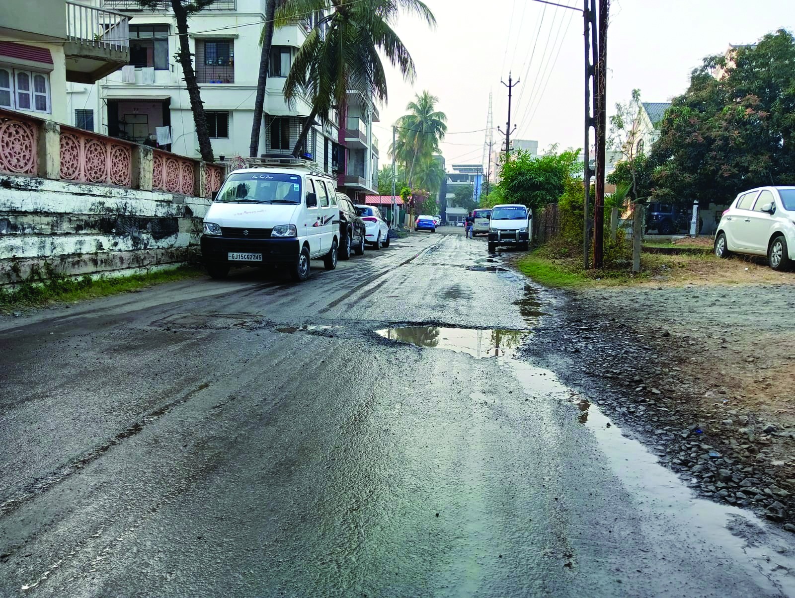 વલસાડ કુસુમ વિદ્યાલયના મુખ્ય ગેટ આગળ ડ્રેનેજના પાણી બાબતે રાવ