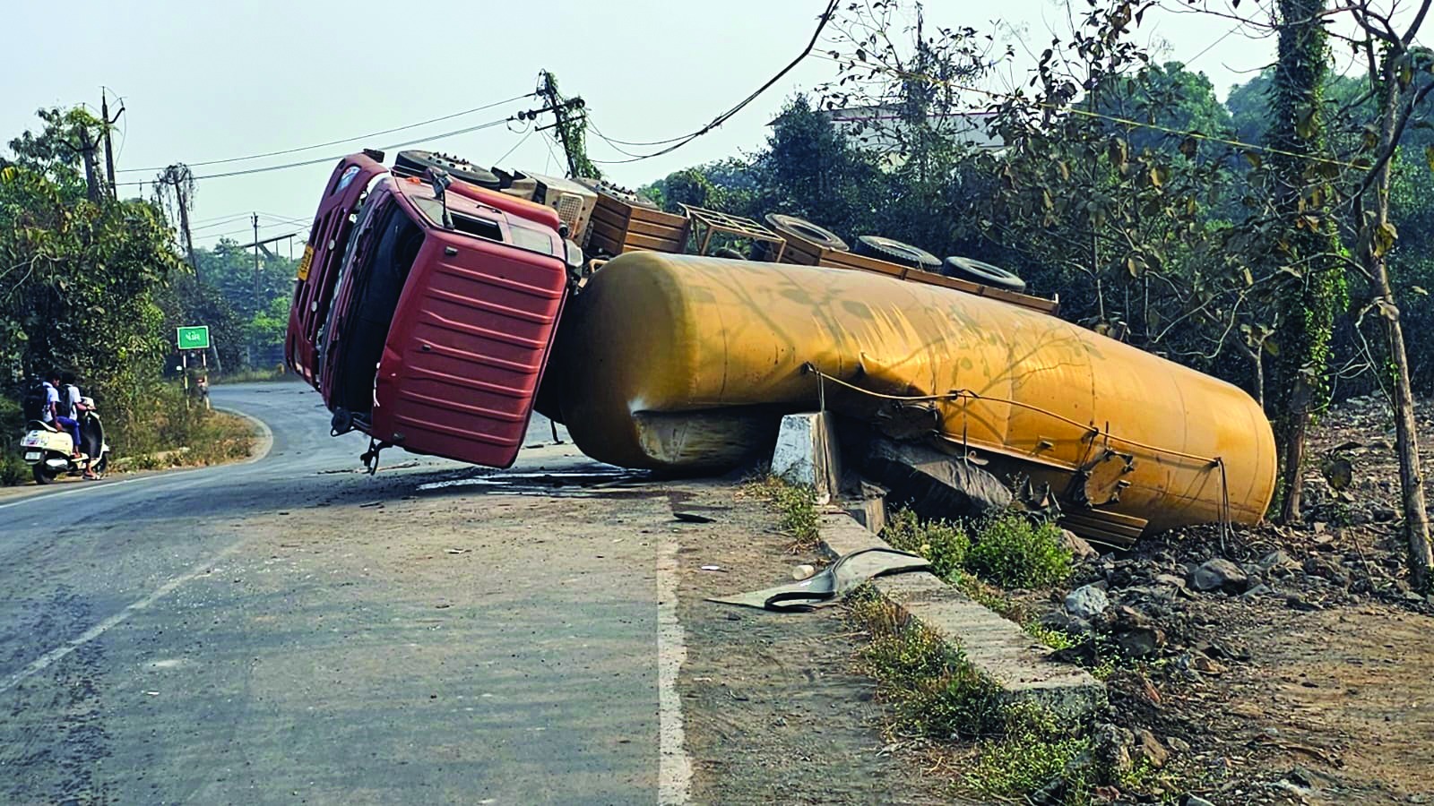 રોડ ટેકસ બચાવવાની લ્હાઈમાં પંડોરમાં ટેન્કર પલટયું