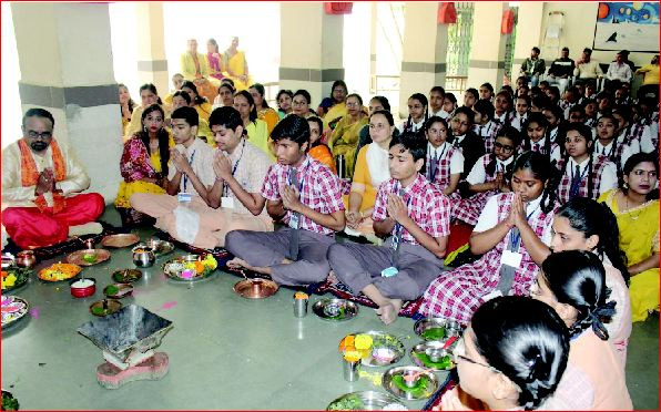 વાપીની ઉપાસના સ્કૂલમાં વસંતપંચમી ઉજવાઈ