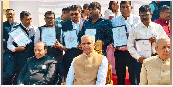 ગાંધીનગર ખાતે ચૂંટણીલક્ષી કામગીરી કરનાર ઑફિસર્સને પુરસ્કાર ઍનાયત