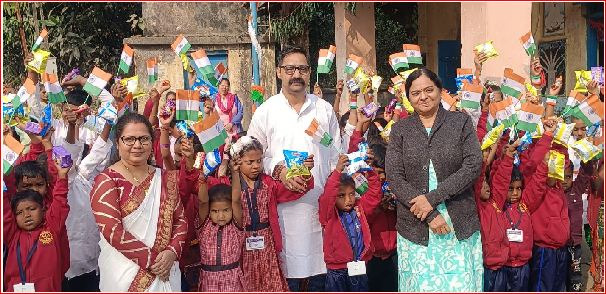 વાપીના સમાજ સેવક દ્વારા આંગણવાડીઅો અને સ્કુલોમાં નાસ્તાનું વિતરણ કરાયું