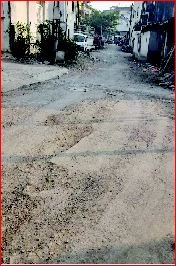 વલસાડના શહીદ ચોક વિસ્તારમાં રસ્તાના કામો ન થતાં સી.અો.ને રાવ