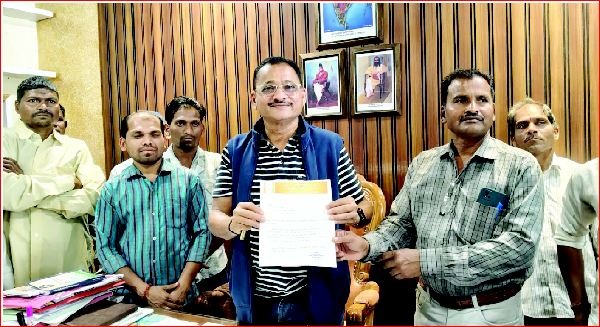 ખાંડામાં વર્ગશાળા જતો બિસ્માર રસ્તો પાકો બનાવવા ધારાસભ્ય સમક્ષ માંગ