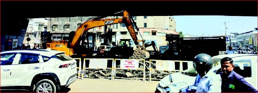 વાપી હાઈવે અોવરબ્રીજ નીચે ૩ જગ્યાઍ ઍક સાથે ખોદકામથી વાહન ચાલકો હેરાન-પરેશાન