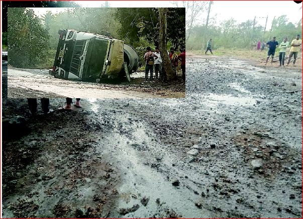 નાનાપોંઢા-વાપી રોડ પર કેમિકલ કન્ટેનર પલટ્યું