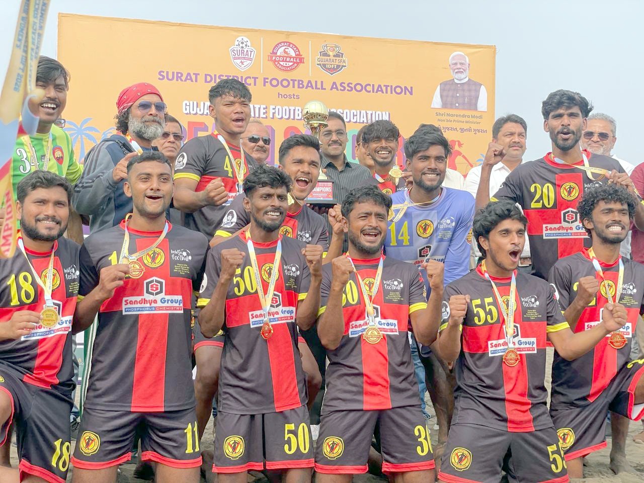 વલસાડની ટીમ સ્ટેટ લેવલની ફૂટબોલ મેચમાં ચેમ્પિયન બની