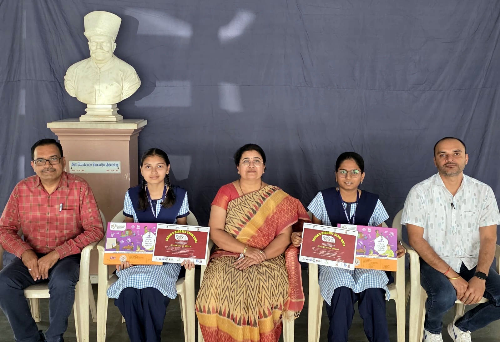 વલસાડની શેઠ આર.જે.જે. હાઈ. સ્ટેમ કવીઝ ૪.૦ માં ઝોનલ કક્ષાઍ ઝળકી