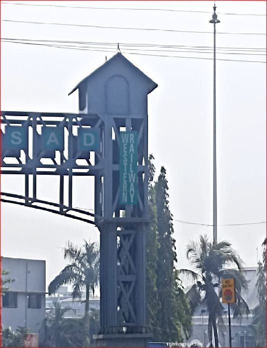 વલસાડ રેલ્વે સ્ટેશને હાઈમસ્ટ તિરંગો સ્થંભ શોભાના ગાઠીયા સમાન