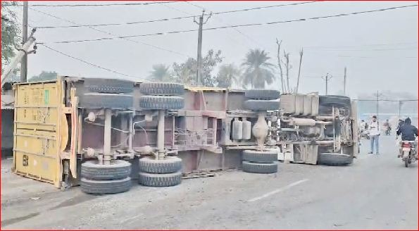 સરીગામ બાયપાસ પર કન્ટેનર પલટ્યું