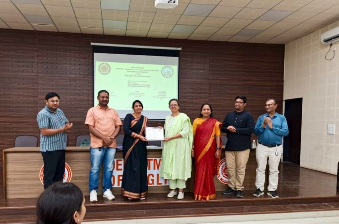 વલસાડની શાહ કે. ઍમ. ઍસ. શાળાના આચાર્યા ‘શત સુભાષિત કંઠ પાઠ’ સ્પર્ધામાં પ્રથમ ક્રમે