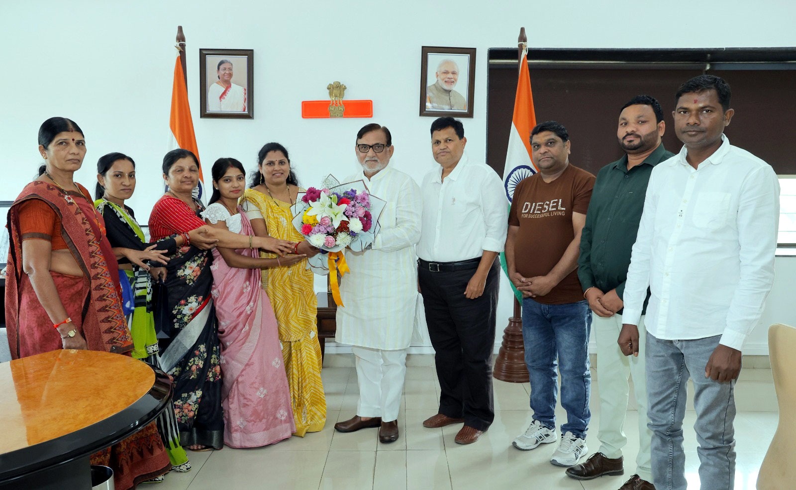 વરકુંડ પંચાયતની ટીમ પ્રશાસકને મળી