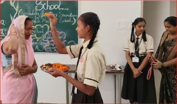 વાપી આર. કે. દેસાઈ સ્કુલમાં માતૃ-પિતૃ વંદના કાર્યક્રમ યોજાયો