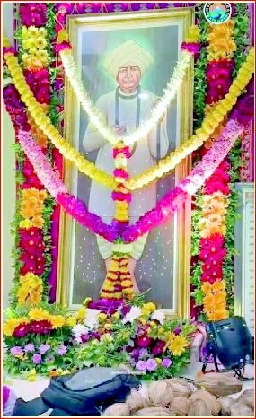 વલસાડના જલારામ મંદિરમાં પારસી કલાકારની પીંછીના લસરકાઍ ‘બાપા’ને જીવંત કર્યા