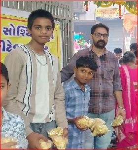 વાપી સોશિયલ ગ્રુપ ચેરિટેબલ ટ્રસ્ટ દ્વારા શિવ ભકતોને ફ્રુટ, પાણીની બોટલનું વિતરણ કરાયું