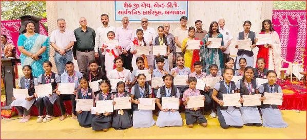 બગવાડાની સાર્વજનિક હાઈ.માં વાર્ષિક ઈનામ વિતરણ કાર્યક્રમ યોજાયો