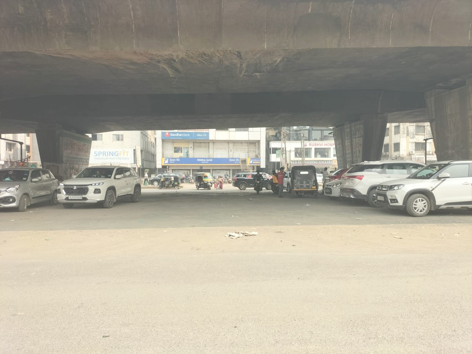 વાપી હાઈવે બ્રીજ નીચે હેવી પેવરબ્લોકનો રસ્તો બનાવાયો શા માટે ?