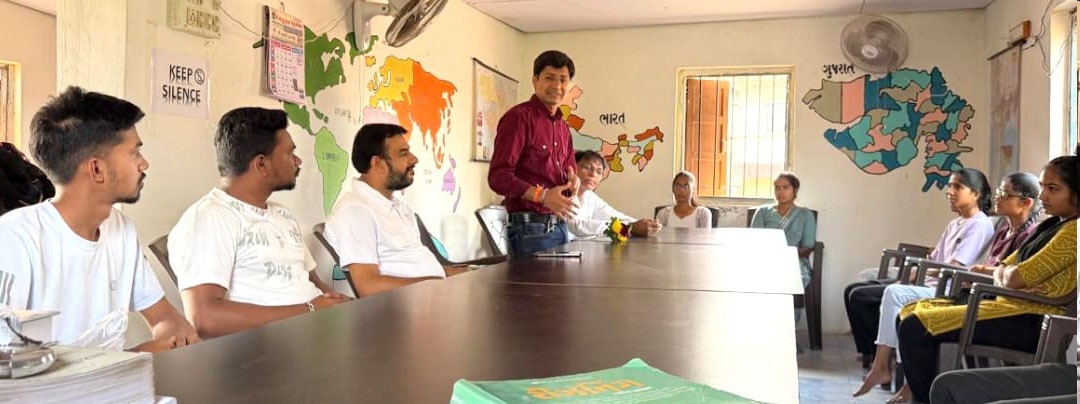 નાની ઢોલડુંગરીની સાકાર વાંચન કુટિરમાં કારકિર્દી માર્ગદર્શન કાર્યક્રમ યોજાયો