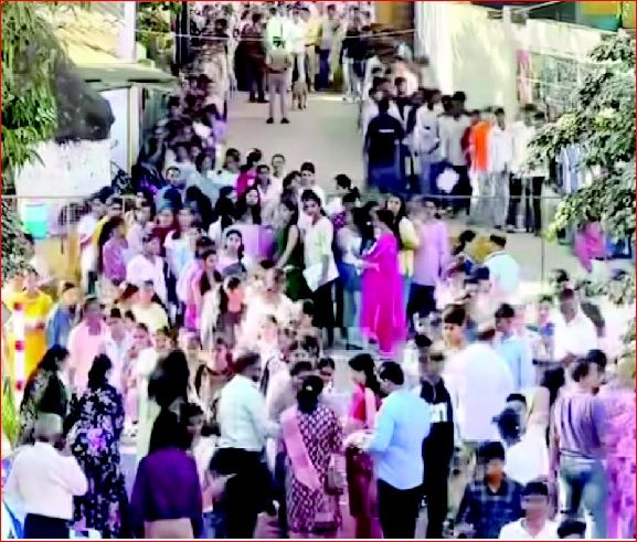 વાપી પંથકમાં બોર્ડની પરીક્ષા શાંતિપૂર્ણ માહોલમાં શરૂ