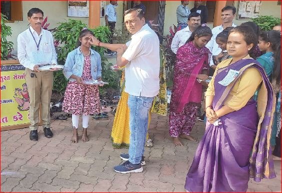 નાનીવહીયાળ બોર્ડ પરીક્ષા કેન્દ્ર પર વિદ્યાર્થીઓને મોં મીઠું કરાવ્યુ