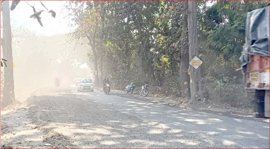 નાનાપોંઢા–ધરમપુર ને. હા. નં. ૫૬ પર ખાડારાજથી વાહનચાલકો પરેશાન