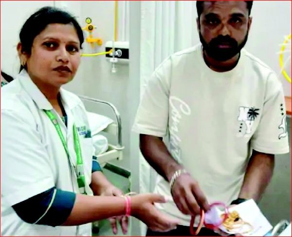 ડુંગરીમાં અકસ્માતમાં ઈજા પામનાર મહિલના દાગીના ૧૦૮ની ટીમે પરત કર્યા