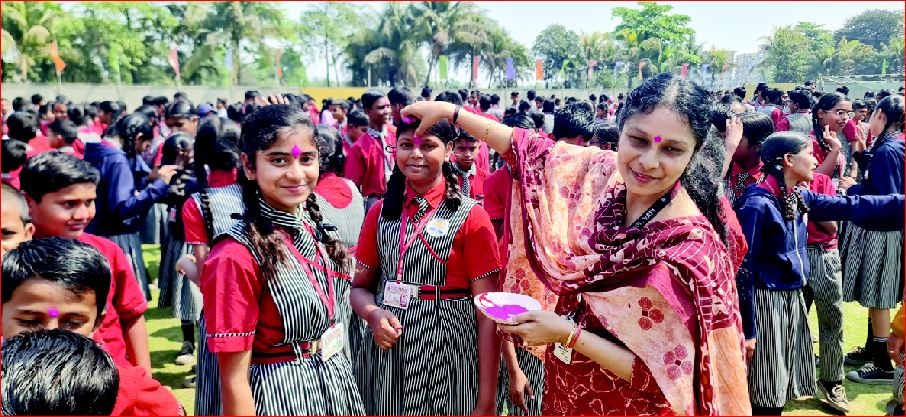 વાપીની જ્ઞાનગંગા શાળામાં તિલક હોળી-ધુળેટીની ઉજવણી કરાઈ