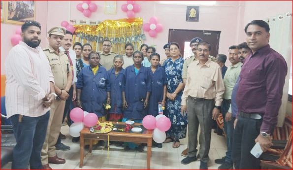 વાપી રેલ્વે સ્ટેશને લાયન્સ કલબ દ્વારા મહિલા કર્મચારીઅોનું સન્માન કરાયું