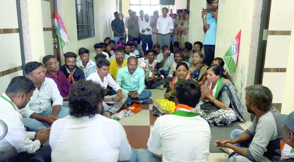 ખેરગામ તા.પં.માં કોîગ્રેસે રામધૂન કરી