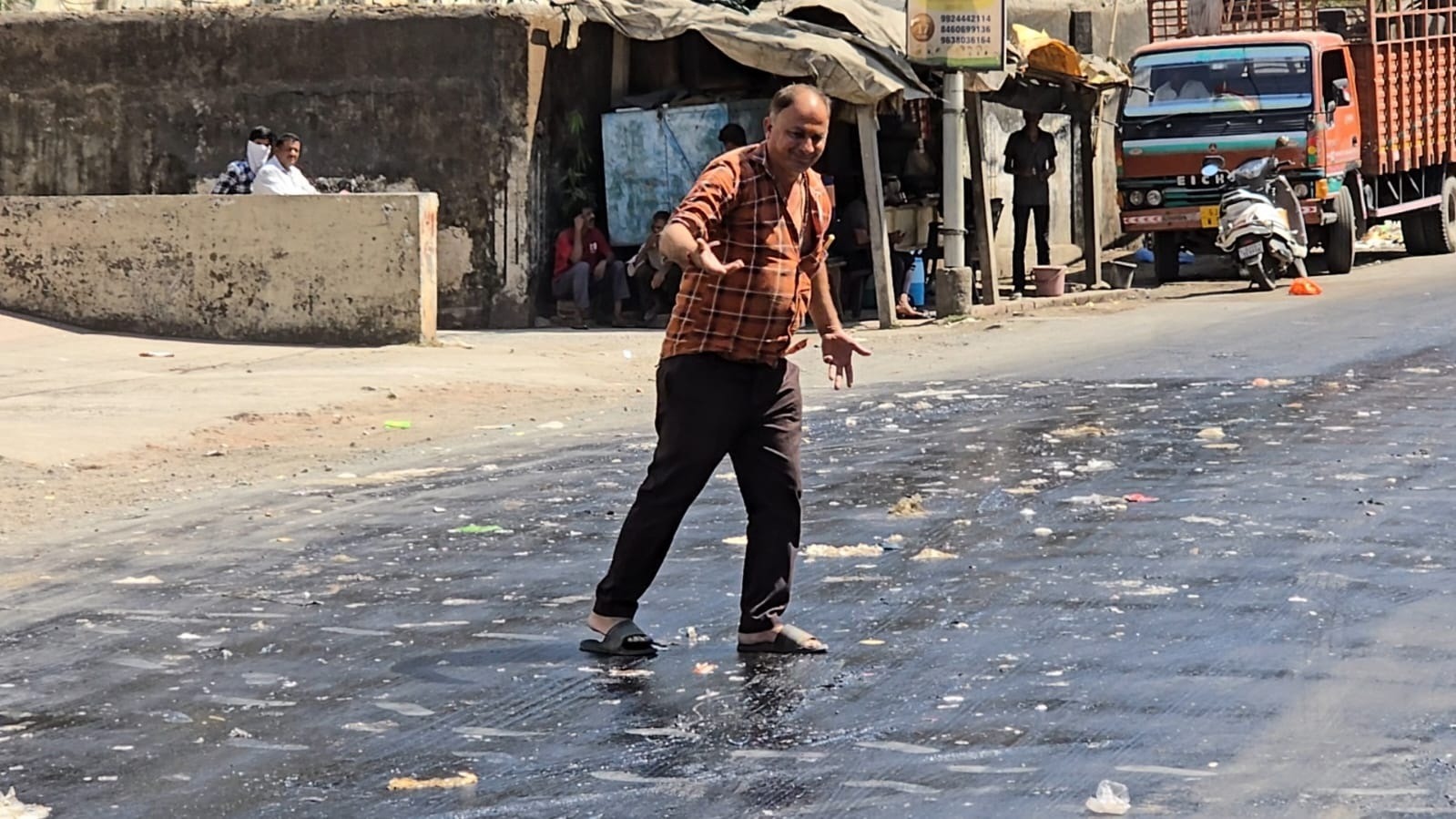 વલસાડના છીપવાડમાં રસ્તા પર ડામરનું લિંપણ પીગળીને ગુંદર બની ગયું!