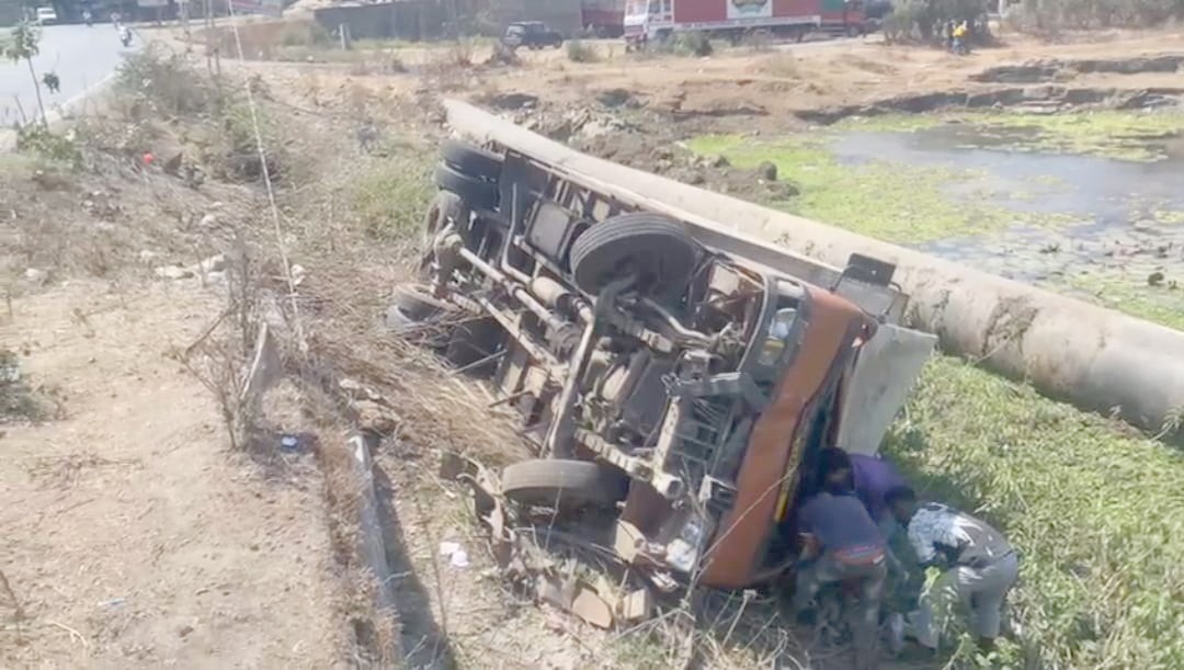 ધરમપુર–નાસિક માર્ગ પર દૂધ ભરેલો ટેમ્પો પલટ્યો ઃ ચાલકનો બચાવ