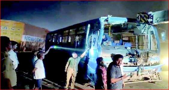 સોનવાડા હાઇવે પર બસ - ટ્રક અકસ્માત : ૬ ઘાયલ