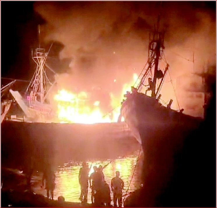 દમણ કિનારે બે ફીસિંગ બોટમાં આગ