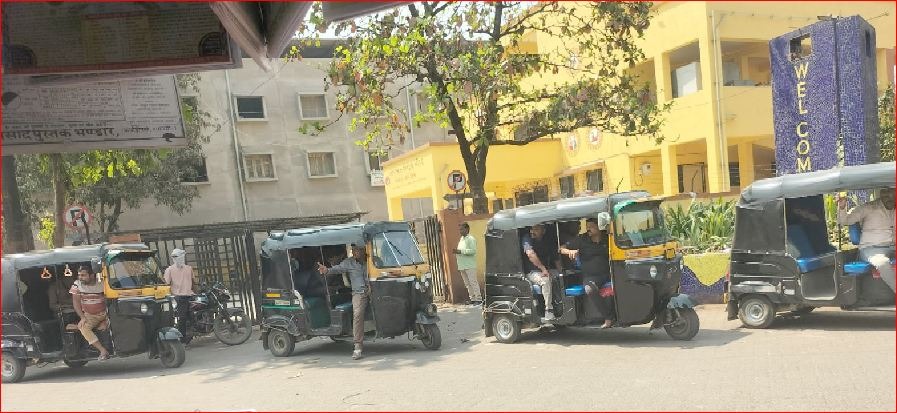 વાપી ટાઉનમાં આરોગ્ય મંદિર આગળ ગેરકાયદે રીક્ષા પાર્કિંગથી દર્દીઅો પરેશાન