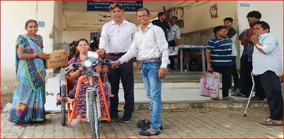 વલસાડમાં જોયસ્ટિક વ્હીલચેર અને મોટરાઈઝ્ડ ટ્રાઈસિકલનું વિતરણ