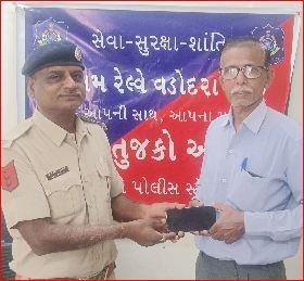 વલસાડ રેલ્વે પોલીસે ખોવાયેલ મોબાઈલ મૂળ માલિકને પરત કર્યો