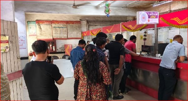 વાપી જીઆઇડીસી પોસ્ટ અોફિસમાં રોકડ જમા અને ઉપાડવા માટે ઍક જ કાઉન્ટર હોવાથી ગ્રાહકો પરેશાન