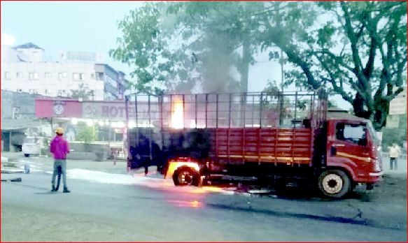 ચીખલી હાઈવે પર કેમિબલ ભરેલ આઈસરમાં આગ લાગી