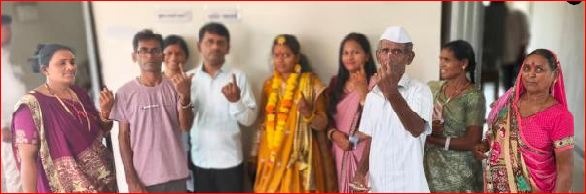 વારોલી તલાટમાં પીઠી ચઢાવેલી કન્યાઍ પરિવાર સાથે મતદાન કર્યું