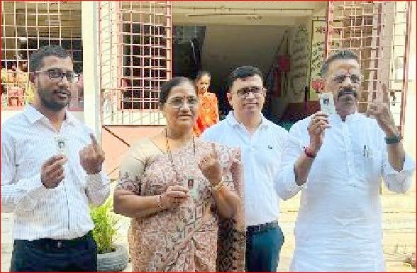કાકડકોપરમાં ધારાસભ્યઍ પરિવાર સાથે મતદાન કર્યુ