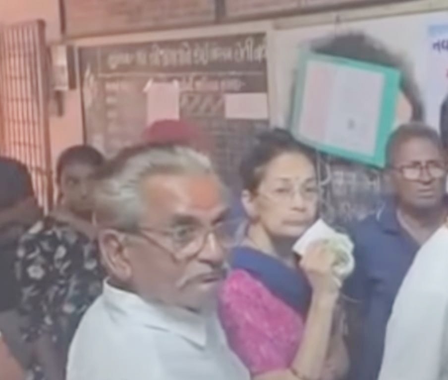 નવસારી મનપાના કાલીયાવાડીમાં ઇવીઍમ બગડ્યું