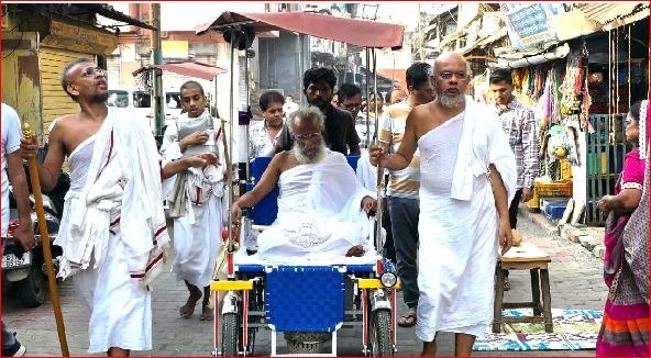 પારડીમાં ગચ્છાધિપતિ યશોવર્માસૂરી પધારતાં યુવાનો હેલે ચઢયા