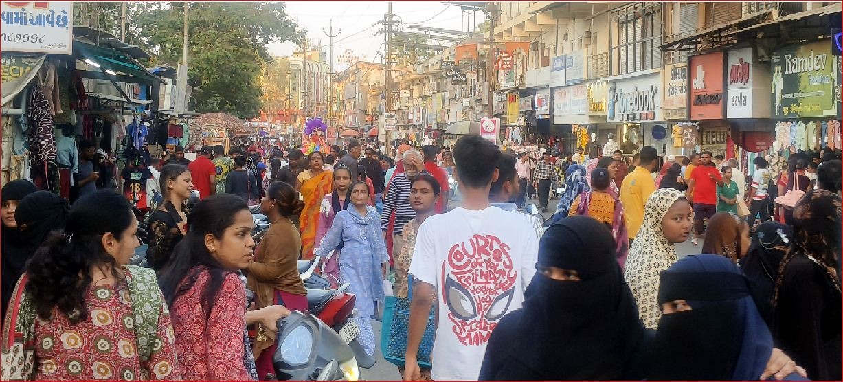 વલસાડમાં ‘રવિવારી હાટ બજાર’ વાહન ચાલકો અને રાહદારીઓ માટે ‘માથાનો દુઃખાવો’ બન્યું