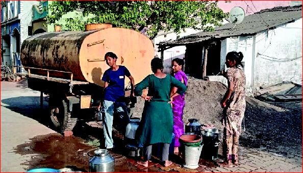 ગણદેવીમાં પાલિકાઍ ટેન્કરથી સોસાયટીને પાણી આપવું પડયું