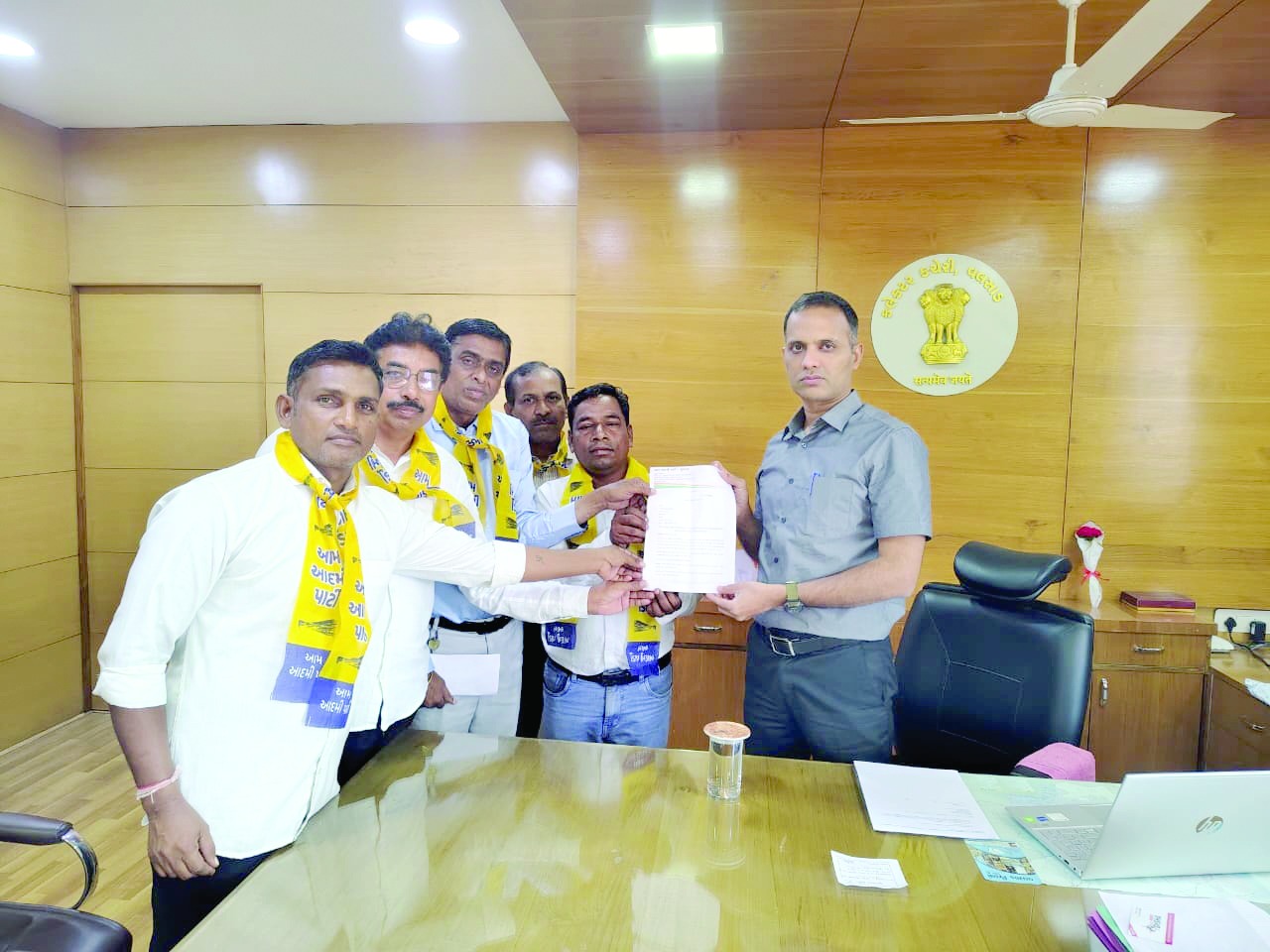 વલસાડમાં ‘આપ’નું આવેદન