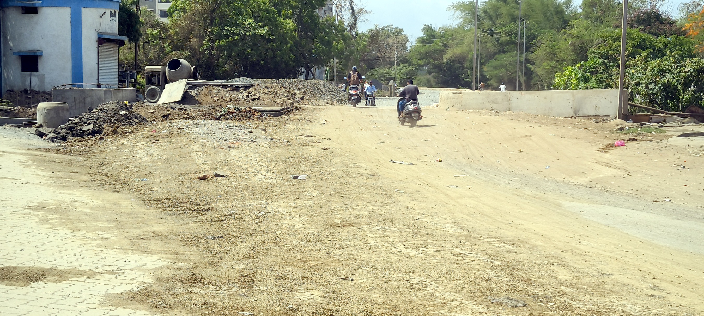 મોગરાવાડીમાં રસ્તાના કામથી લોકો પરેશાન