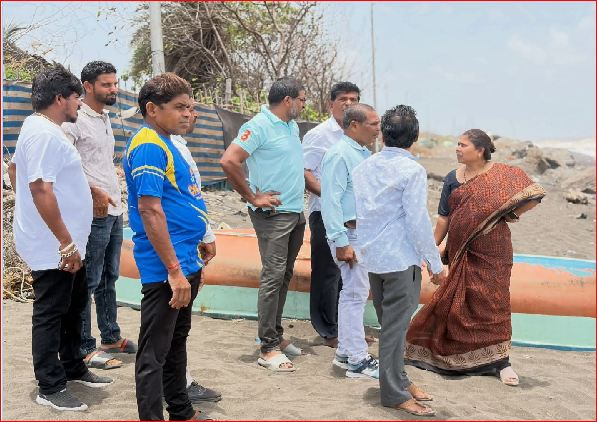 દાંતી-કકવાડી દરિયા કિનારે સ્મશાનભૂમિમાં ધોવાણની સ્થિતિનું જિ.પં. પ્રમુખે સ્થળ નિરીક્ષણ કયું