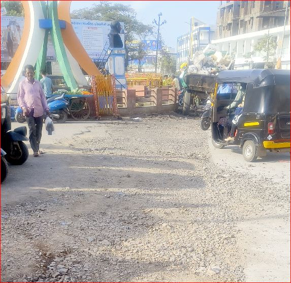 વલસાડમાં ચોમાસા પૂર્વે ખોદાયેલા રસ્તાઓનું પેચવર્ક કરવા લોકમાંગ
