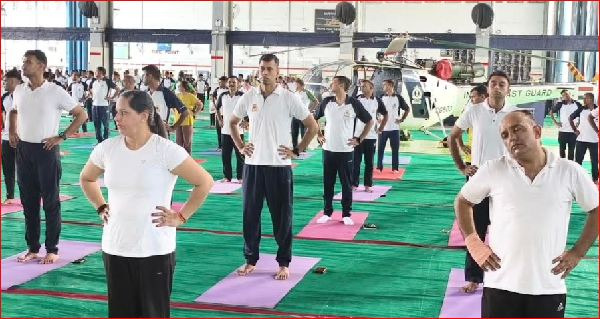 દમણના ભારતીય કોસ્ટ ગાર્ડ ઍર સ્ટેશને યોગાસન કાર્યક્રમ યોજાયો