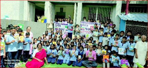 વાપીની બે પ્રા. શાળામાં  વલસાડના પુસ્તક પરબની ૩૫૦ પુસ્તકોની ભેટ
