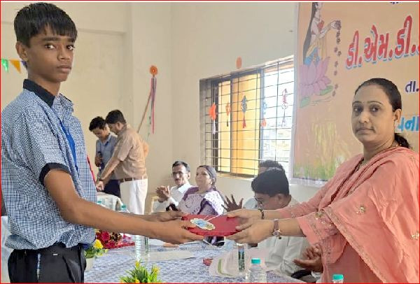 વલસાડ પાલિકા ડી.ઍમ.ડી.જી સ્કૂલમાં પ્રવેશોત્સવ યોજાયો